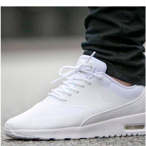 NIKE White Minimalist Women’s Thea Sneakers Sleek Design 11 running travel work - Picture 1 of 13
